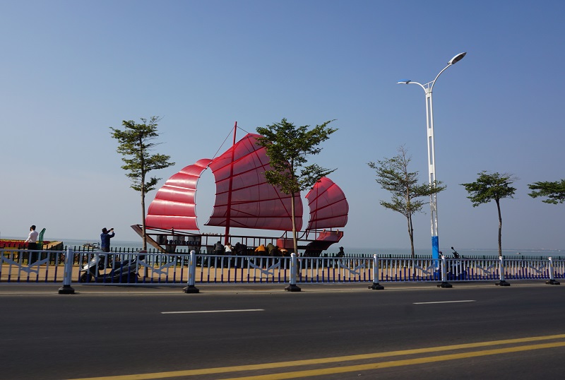 北岸《丝路·红帆》主题雕塑在高德桥上沿桥身设置艺术花箱,种植